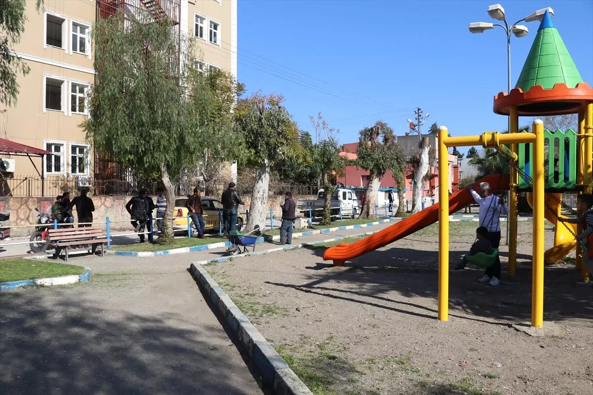 Parkta Başına Saçma İsabet Eden Görevli Yaralandı