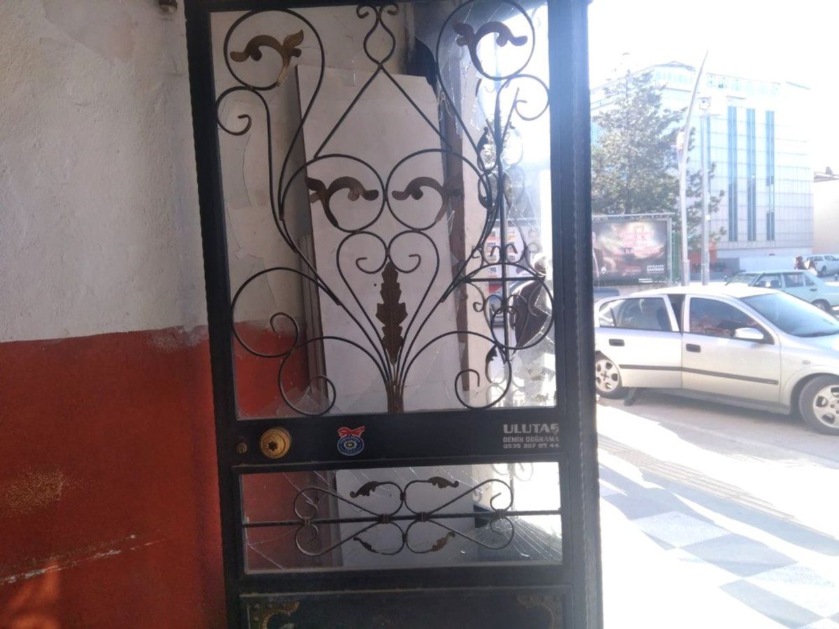 Pasajın Camlarını Kırdılar