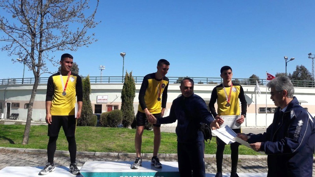 Polis Okulu Öğrencileri Madalyaları Topladı