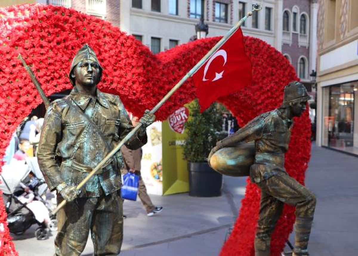 Seyit Onbaşı\'nın Canlı Heykeli Görenleri Duygulandırdı