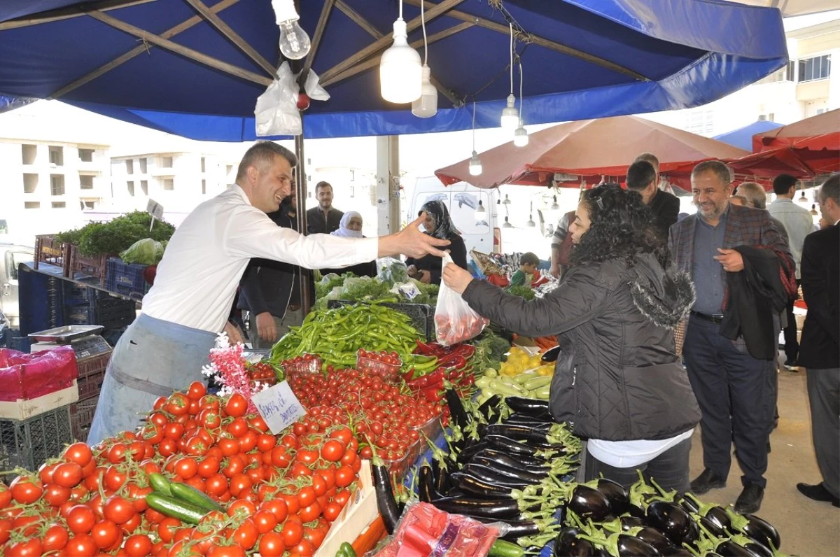 Sezer Pazarda Gönülleri Kazandı