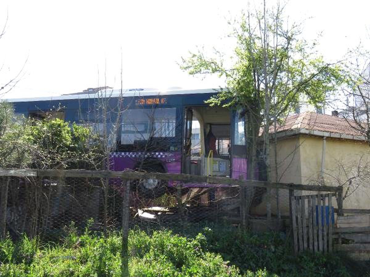 Sultanbeyli\'de Halk Otobüsü Gecekonduya Çarptı