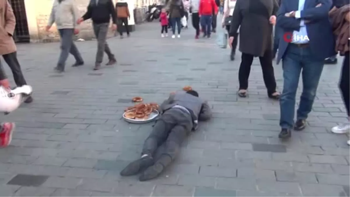 Taksim Meydanı\'nda Hayrete Düşüren Dilencilik Yöntemi