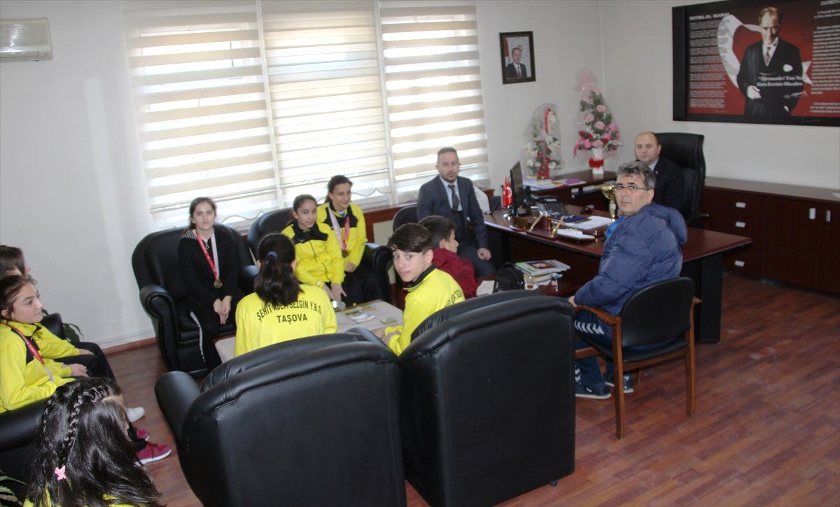 Taşova Milli Eğitim Müdürü Tümer Şampiyon Atletleri Kabul Etti