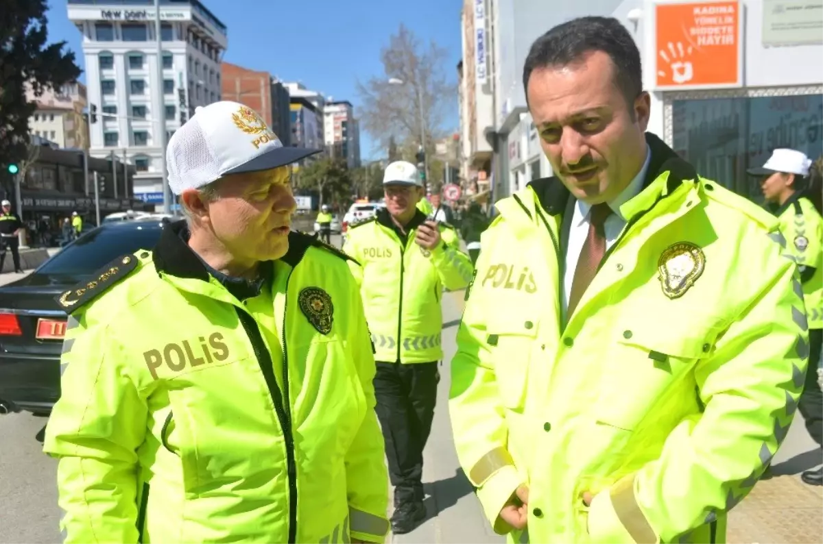 Trafik Polisleri Yeni Kıyafetlerini Görücüye Çıktı