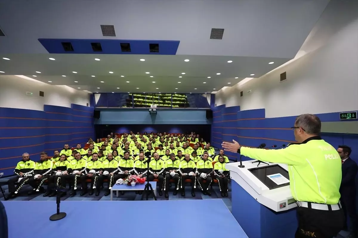 Trafik Polisleri Yeni Kıyafetleriyle Sahada