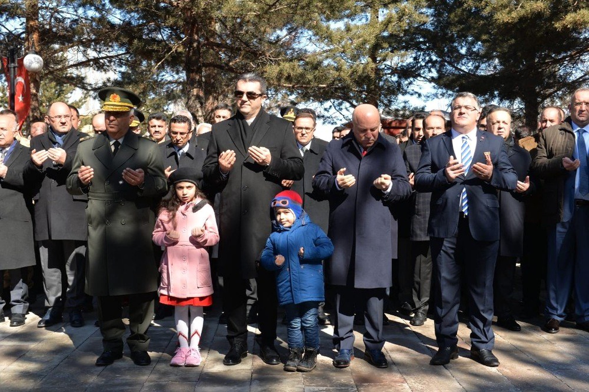 Vali Memiş En Küçük Şehit Yakınını Yanından Ayırmadı