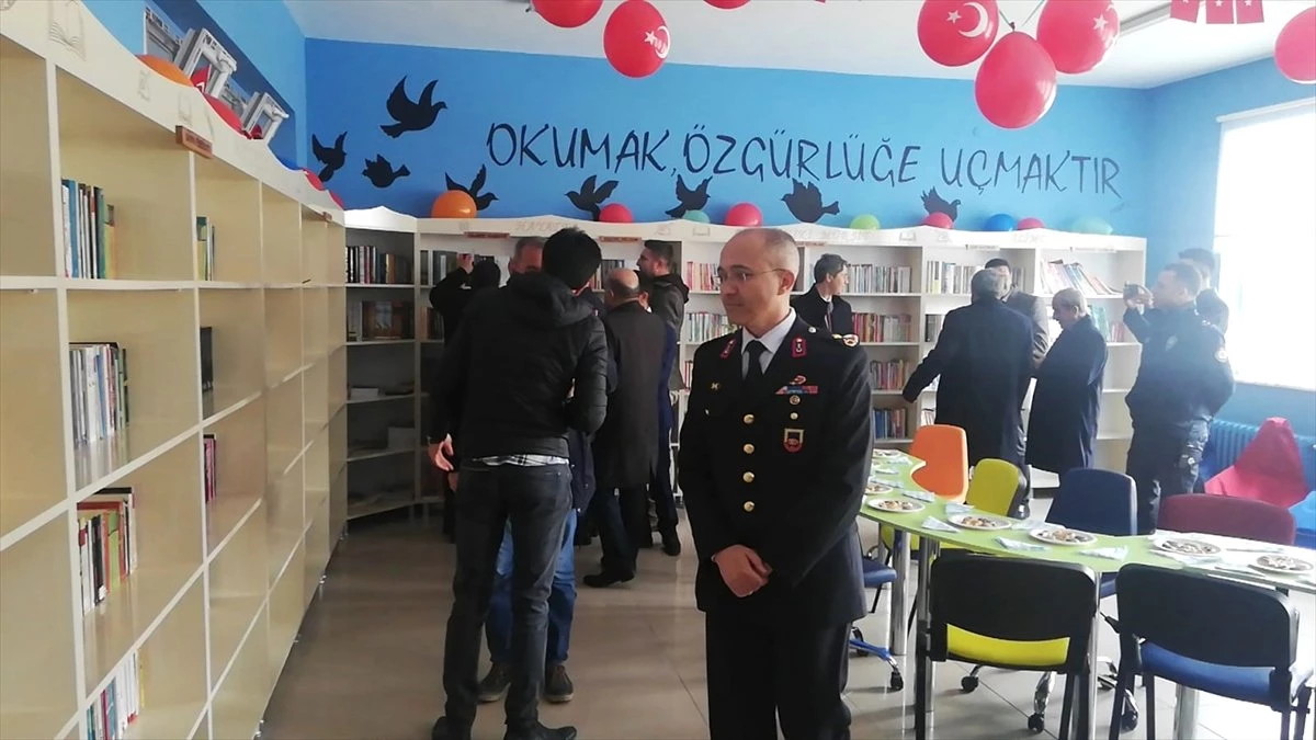Van\'da Komutan ve Öğretmen Çift, Kütüphane Kurdu