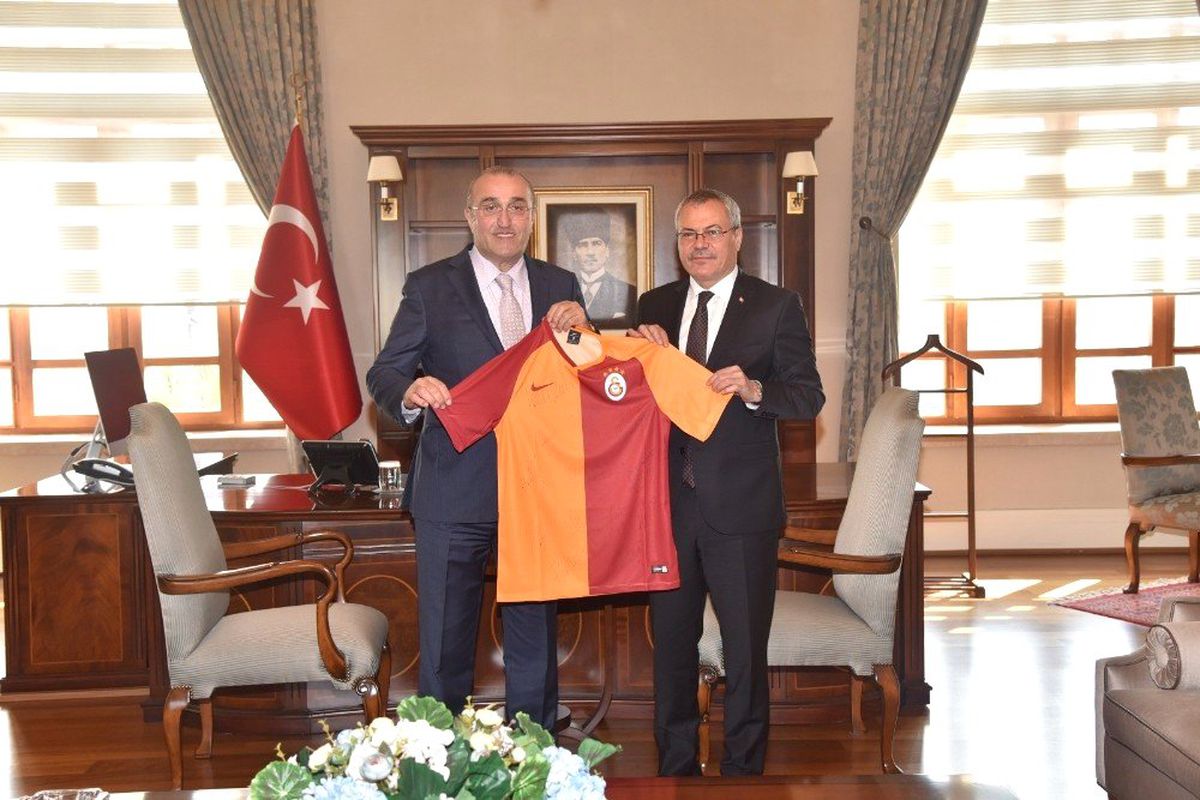 Albayrak\'tan Vali Deniz\'e Galatasaray Forması