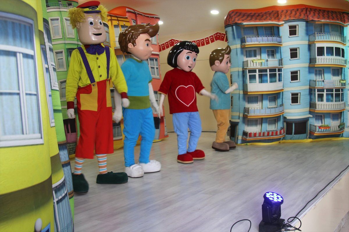 Başkale\'de "Aslan Müzikali" Sahnelendi