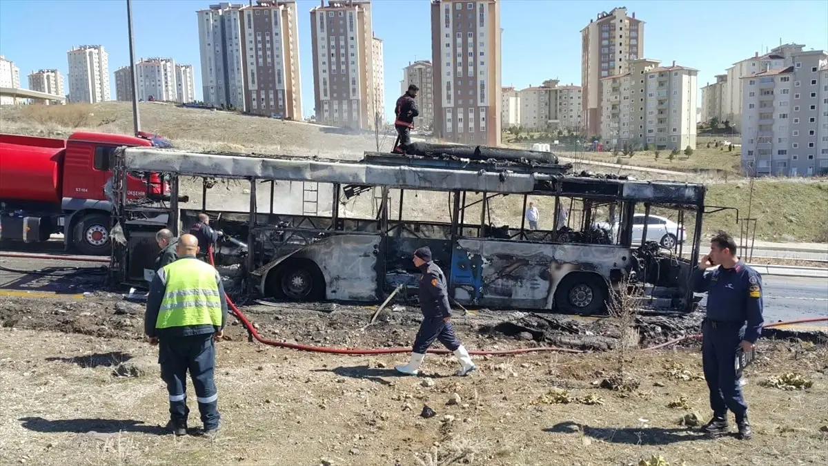 Başkentte Seyir Halindeki Belediye Otobüsünde Yangın