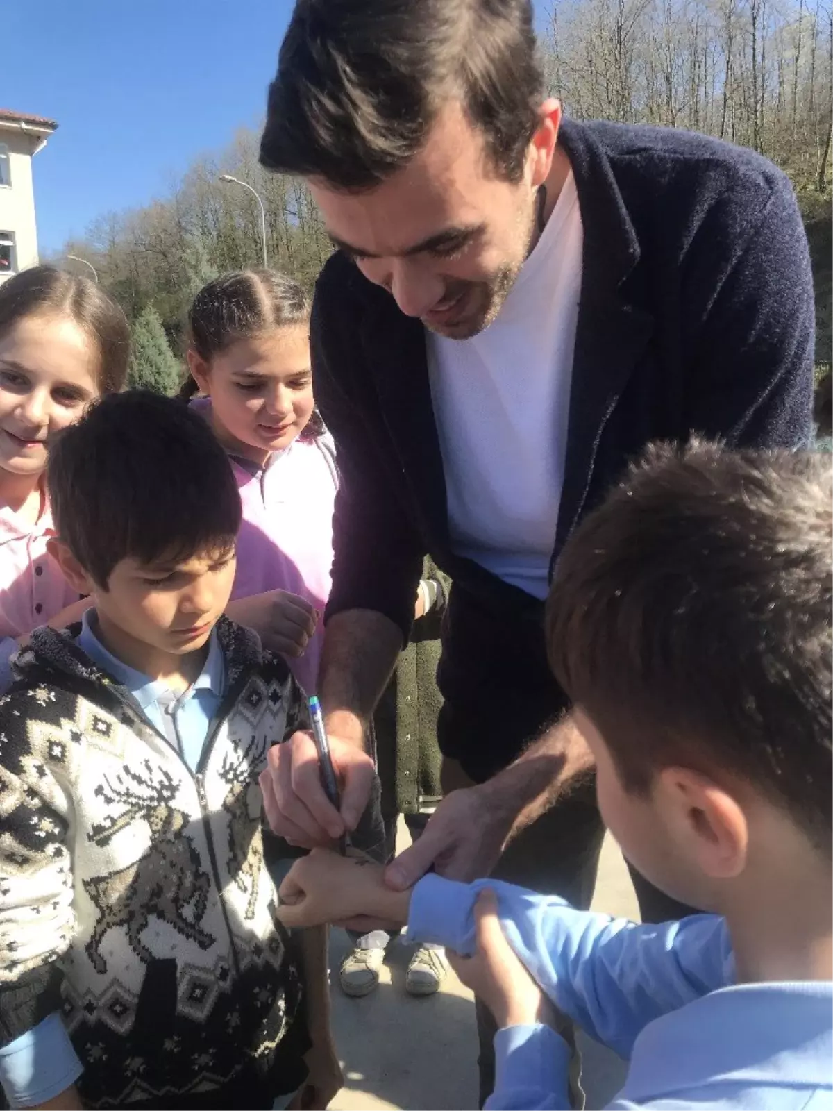 Basketbolcu Kerem Özkan Çocuklarla Buluştu