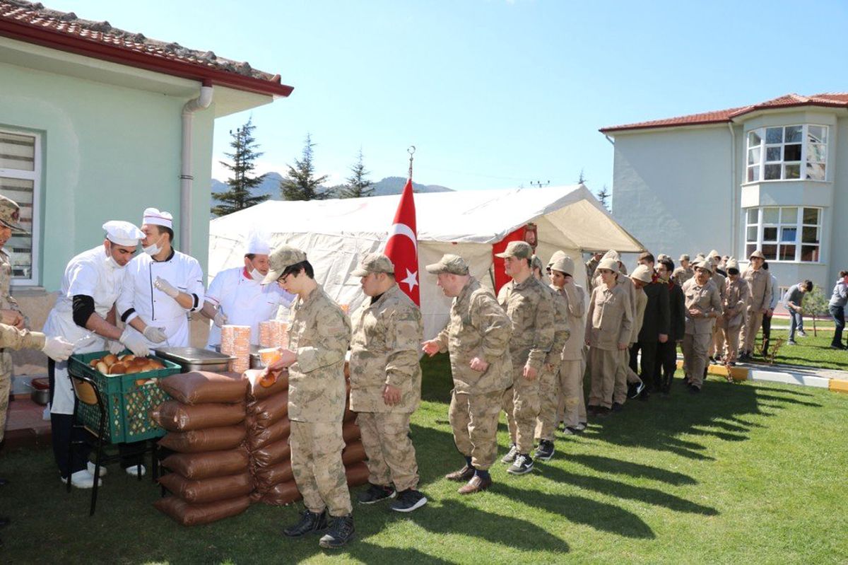 Çocuklara Siperlerin İçinde \'Çanakkale Menüsü\'