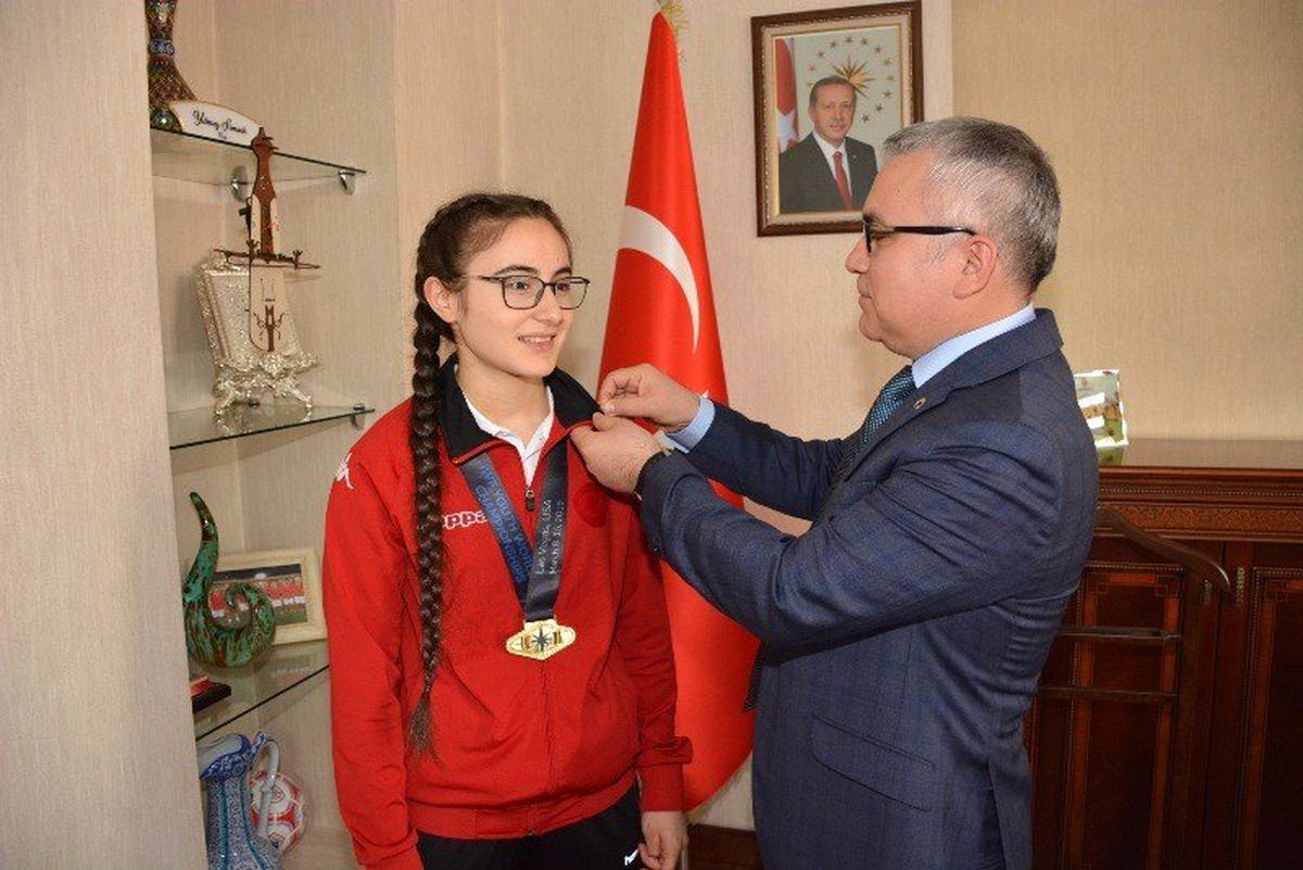 Dünya Şampiyonu Halterciye Bir Ödül de Vali\'den