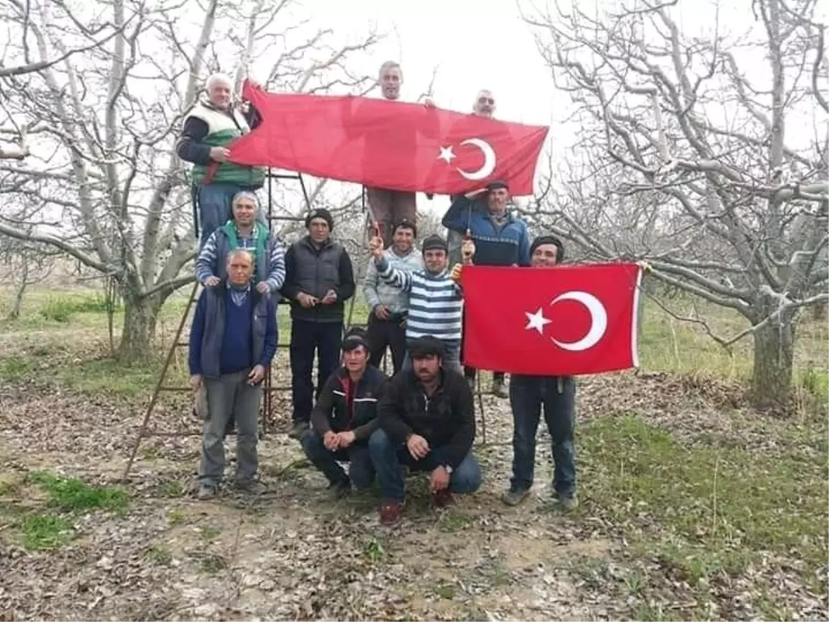 Elma İşçilerinden Türk Bayraklı Milli Mesaj