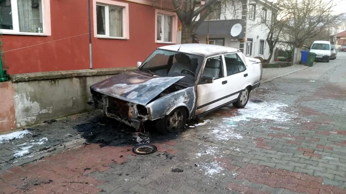 Evinin Önünde Yanan Otomobilinin Kundakladığını İddia Etti