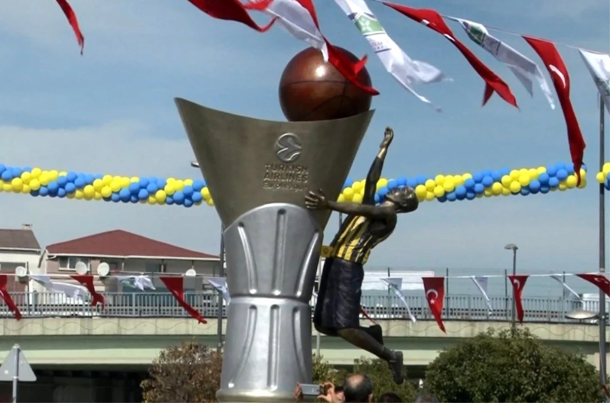 Fenerbahçe\'nin Euroleague Kupasının Anıtı Açıldı