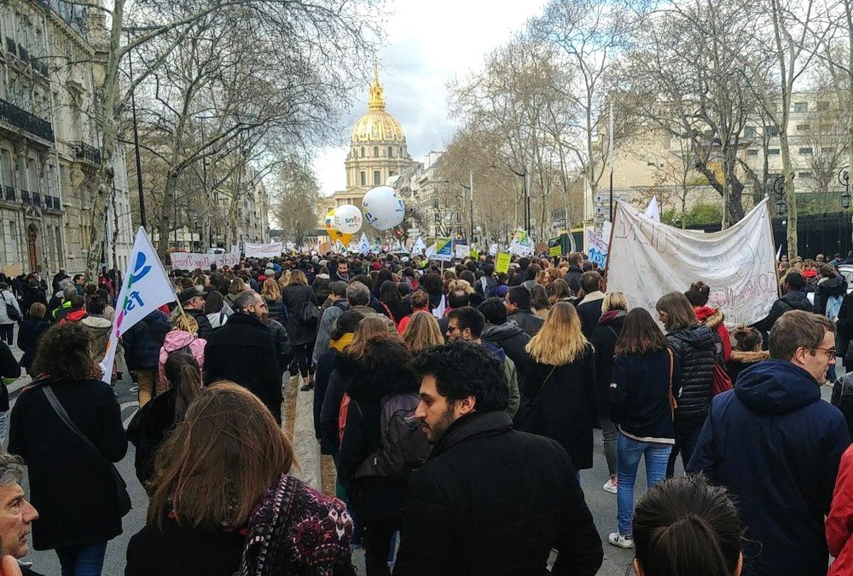 Fransa\'da Öğretmenler Eğitim Yasa Tasarılarını Protesto Etti