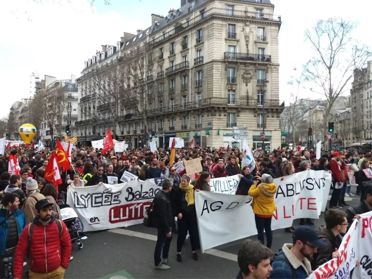 Fransa\'da Öğretmenler Eğitim Yasa Tasarılarını Protesto Etti