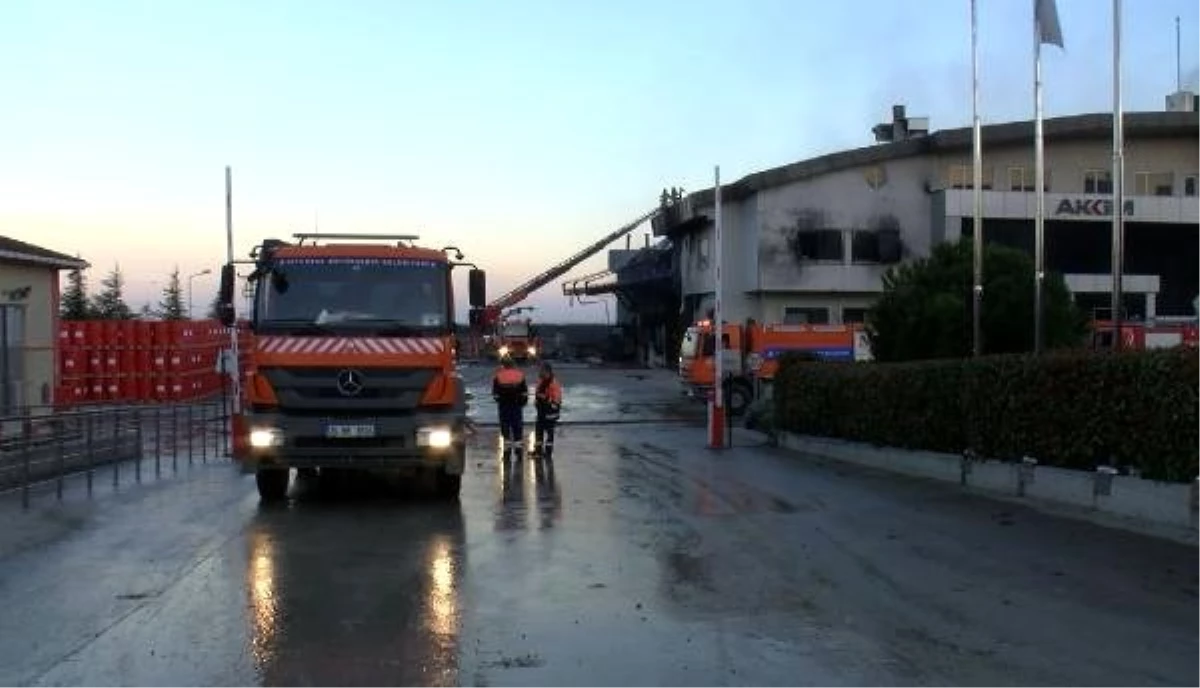 Hadımköy\'deki Fabrika Yangınında Soğutma Çalışmalar Sürüyor
