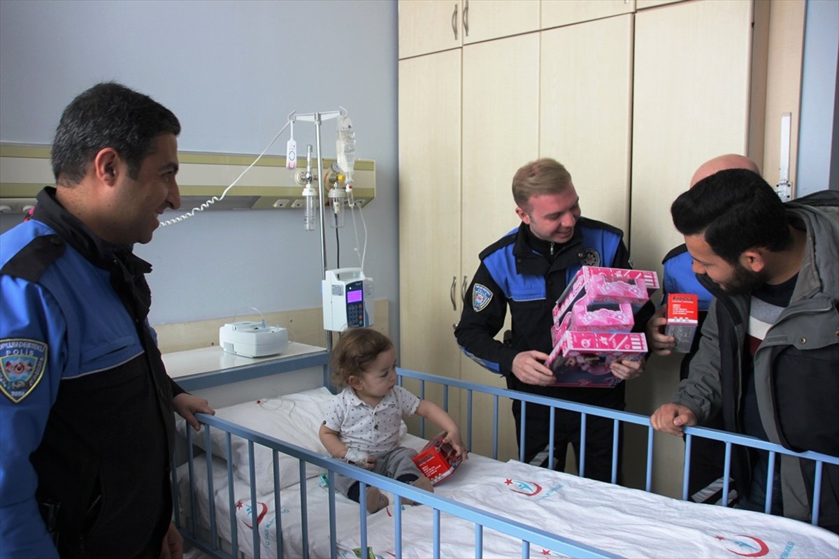 Hakkari Polisinden Hasta Çocuklara Ziyaret