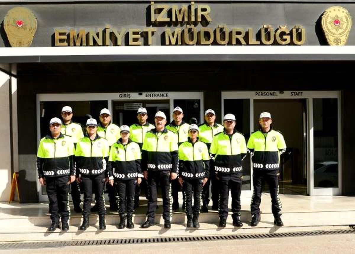 İzmir\'de Trafik Polisleri Yeni Üniformalarını Giydi