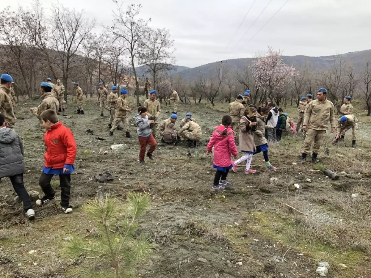Jandarma\'dan Köy Okulunda Fidan Dikme Etkinliği