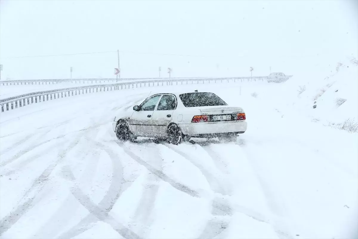 Kar ve Tipi Sürücülere Zor Anlar Yaşattı