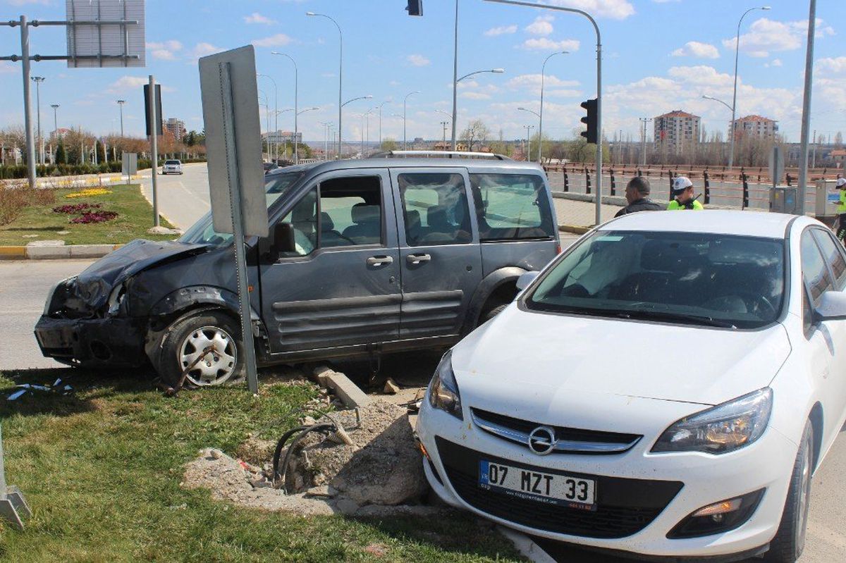 Karaman\'da Trafik Kazası: 2 Yaralı