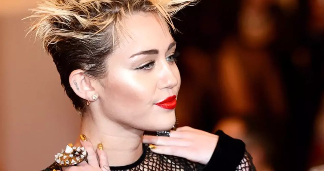 Miley Cyrus\'dan Çırılçıplak Yaz Fotoğrafı!