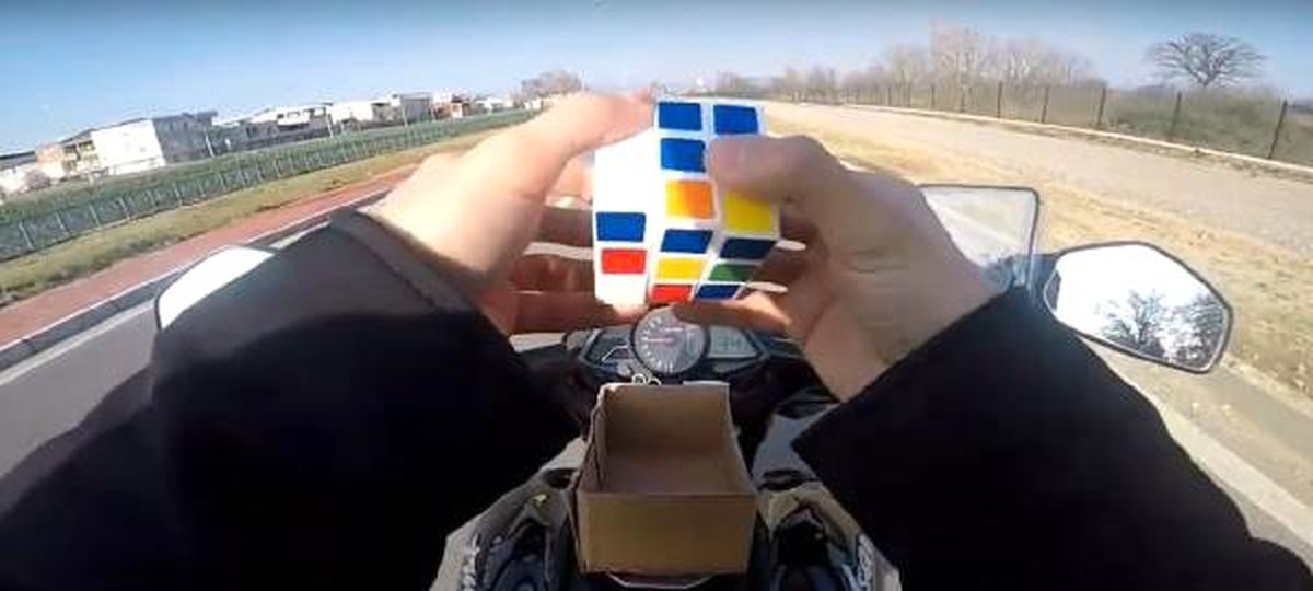 Motosiklette Rubik Küpü Çözen Genç, Gözaltına Alındı; \'Fenomen Olmak İçin Yaptım\' Dedi