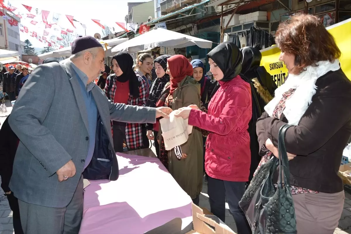 Öğrenciler Diktikleri Bez Çantaları Vatandaşlara Dağıttı