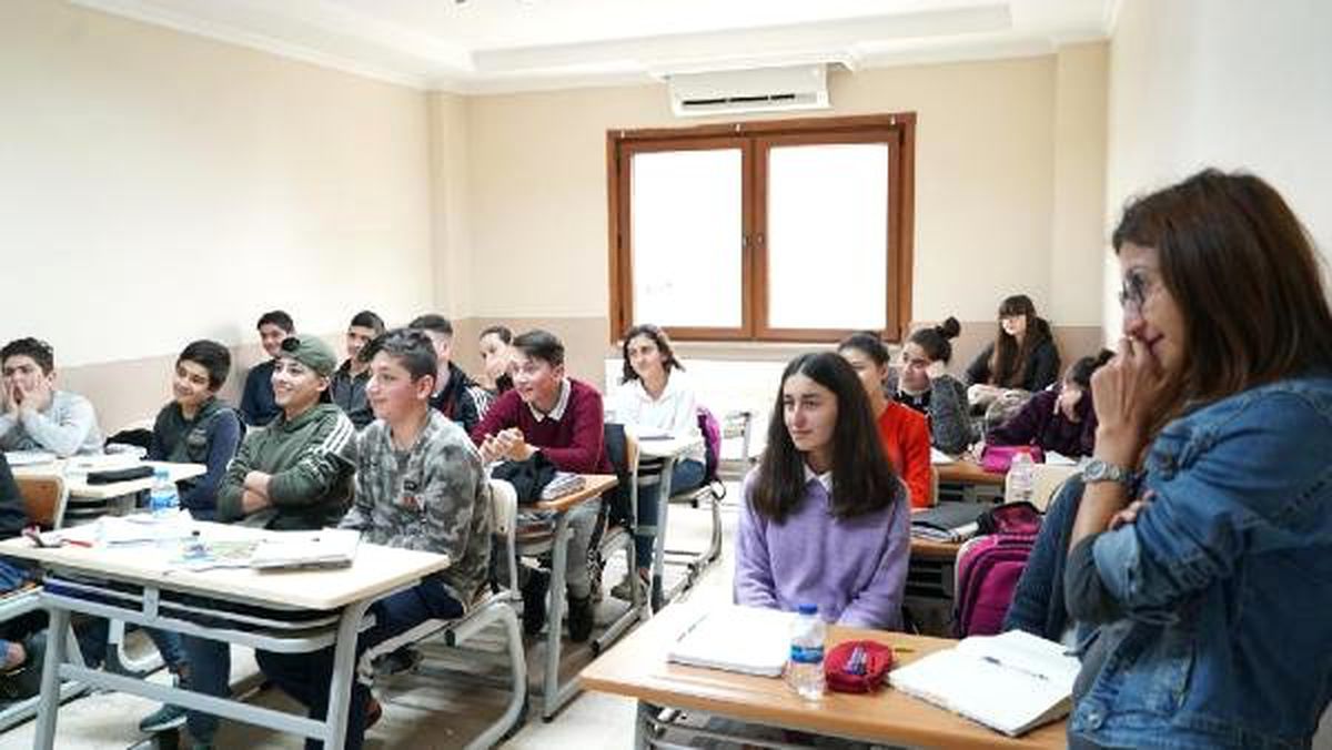 Öğrencileri Dinledi, İsteklerini Not Aldı