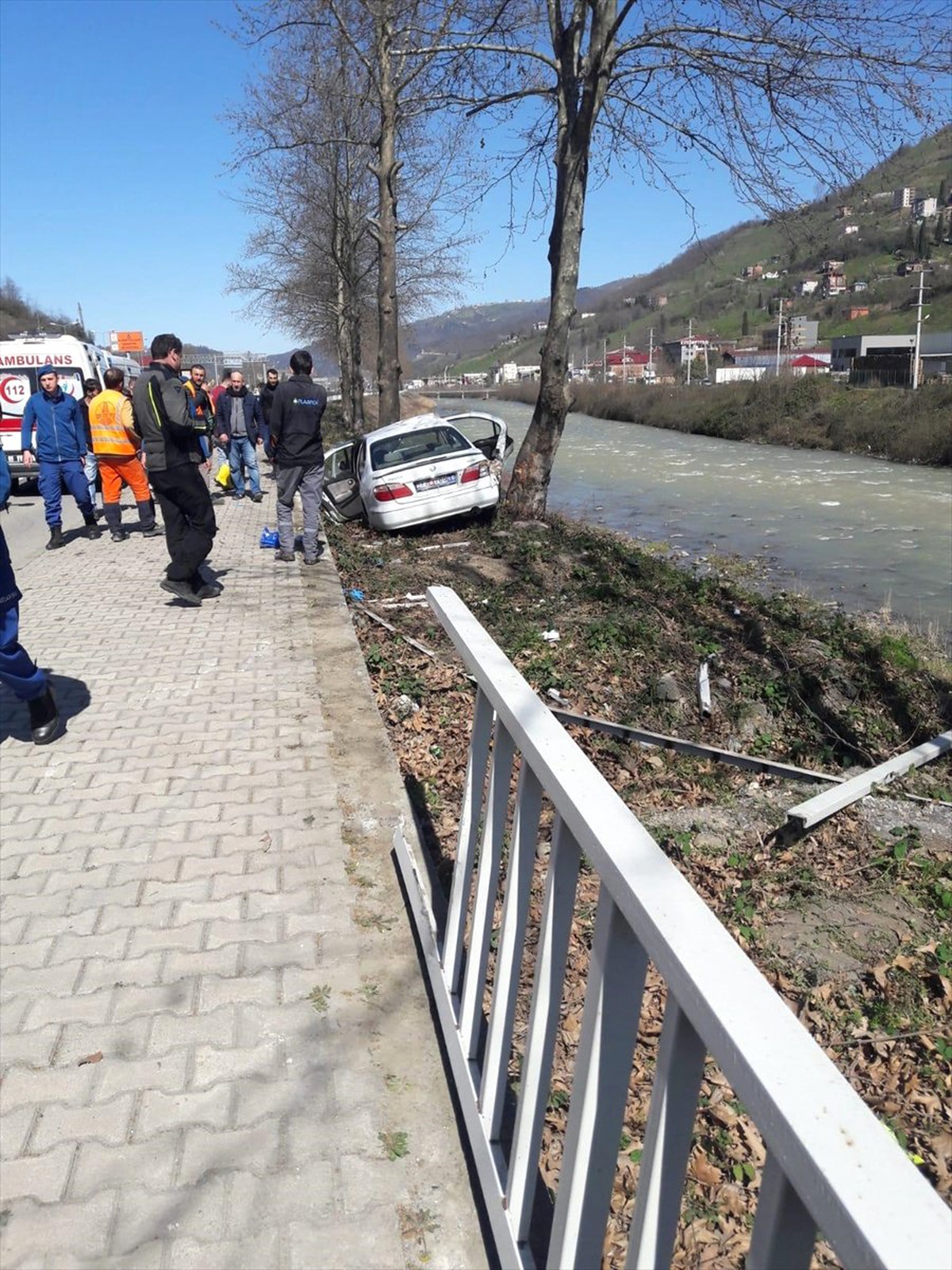 Otomobil Bariyere Çarptı: 1 Ölü 3 Yaralı