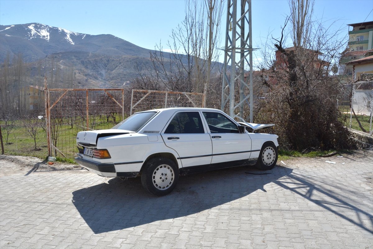 Otomobil Elektrik Direğine Çarptı: 1 Yaralı