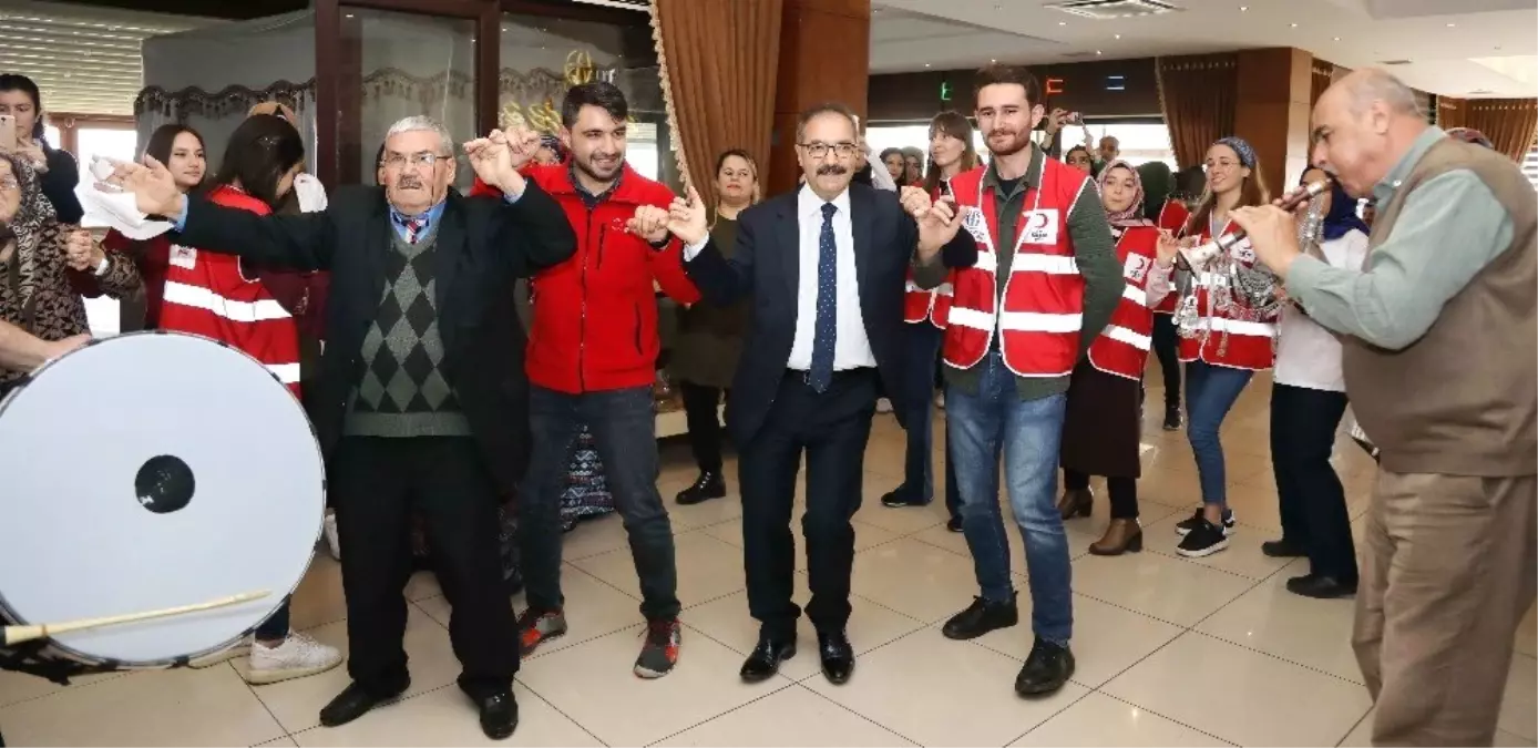 Rektör Yaşlılarla Halay Çekti