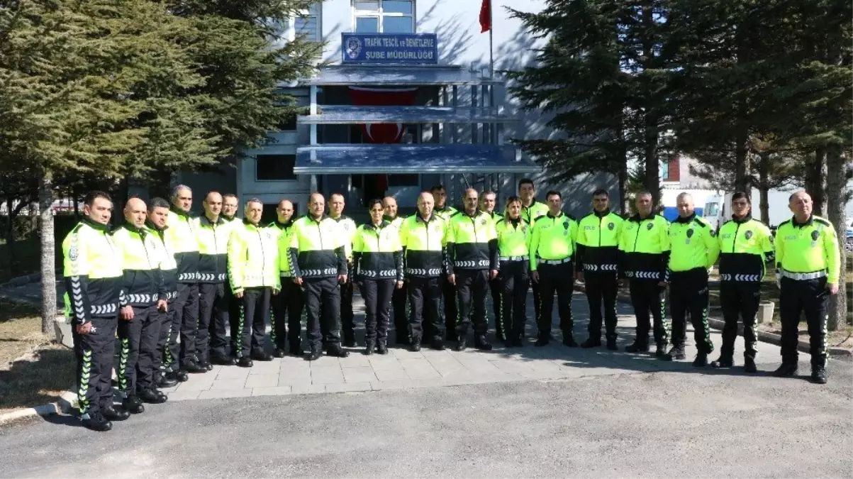 Trafik Polislerine Yeni Kıyafet