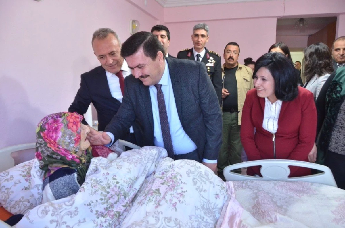 Vali Ali Arslantaş ve Eşi Huzurevi Sakinlerini Ziyaret Ettiler