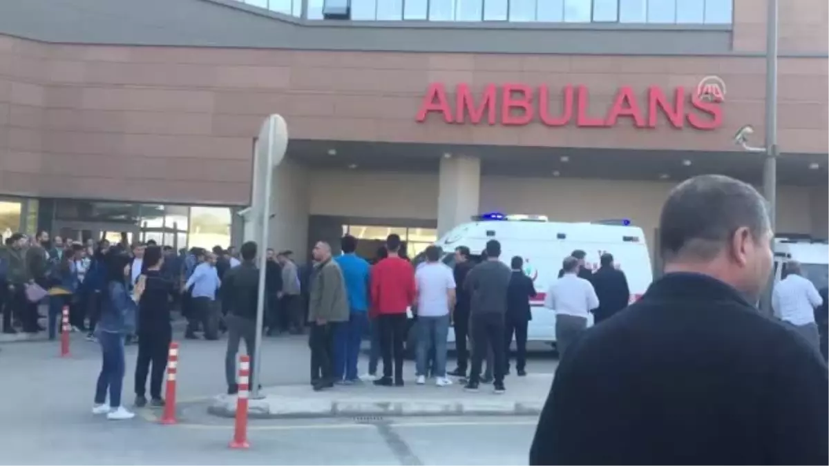 Adana\'da Minibüs Devrildi: 19 Yaralı