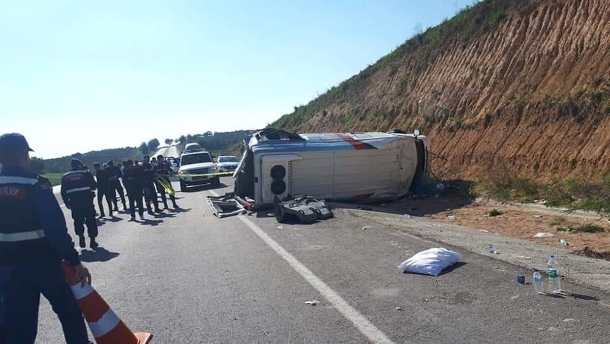 Adana\'da Seçim Midibüsü Devrildi: 15 Yaralı