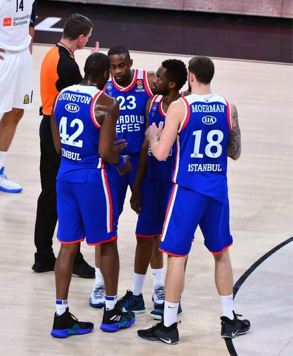 Anadolu Efes, Karadağ Deplasmanında