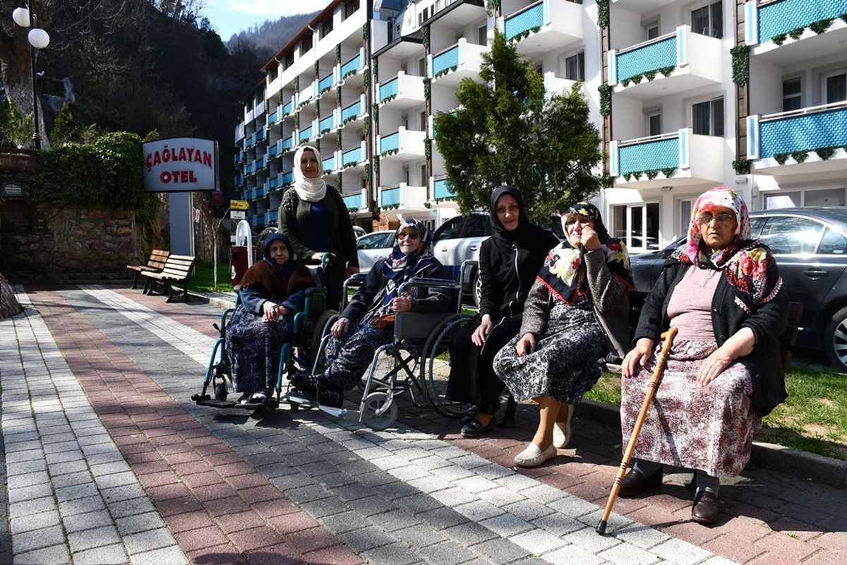 Başkan Taban Huzurevi Sakinleriyle Oylat\'ta Buluştu