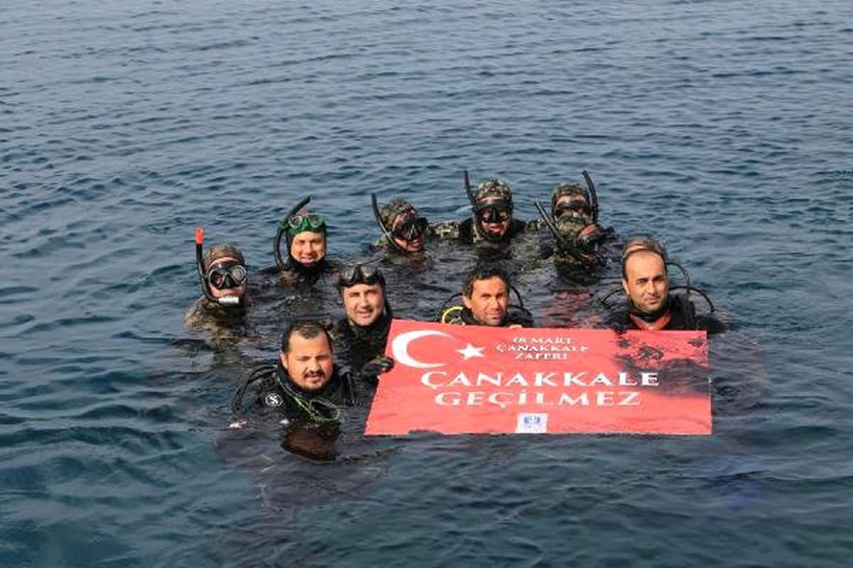 Deniz Dibinde \'Çanakkale Geçilmez\' Yazılı Pankart Açtılar