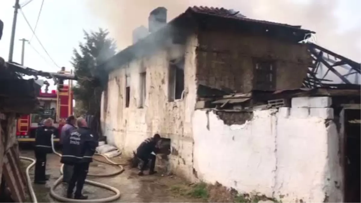 Denizli\'de 5,5 Büyüklüğünde Deprem -Dumanlar Yükselen Ev (3)