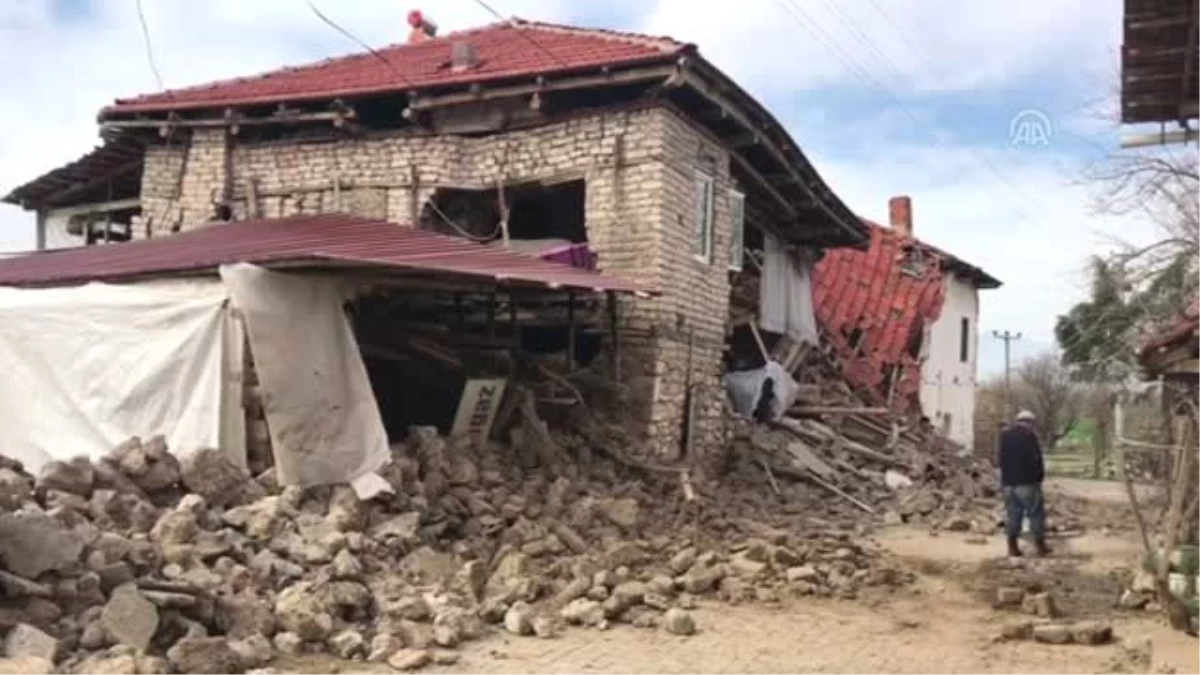 Denizli\'de 5,5 Büyüklüğünde Deprem - Yıkılan Evler (4)