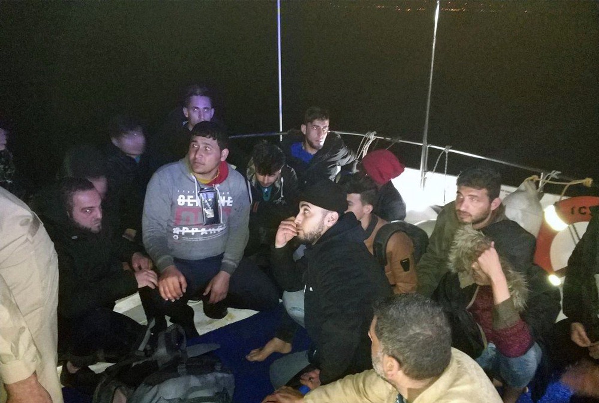 Düzensiz Göçmenler Sahil Güvenlik Helikopterine Yakalandı