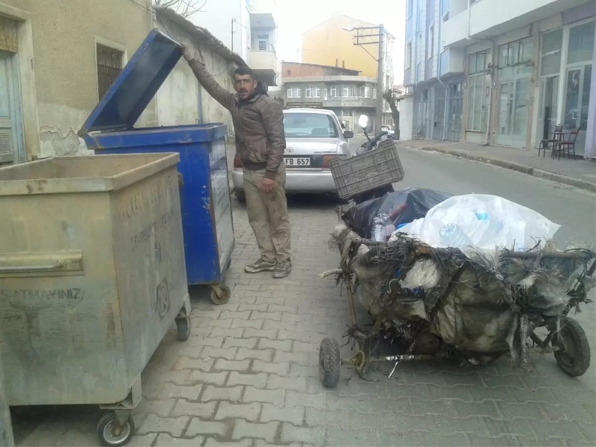 Ekmeğini Çöpten Çıkarıyor