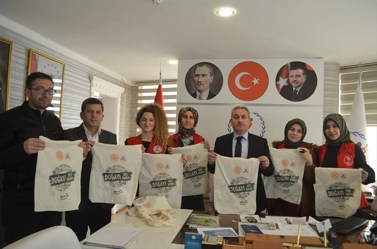Erzurum\'daki Gençlik Merkezlerinde Bez Torba Üretilip Halka Dağıtıldı