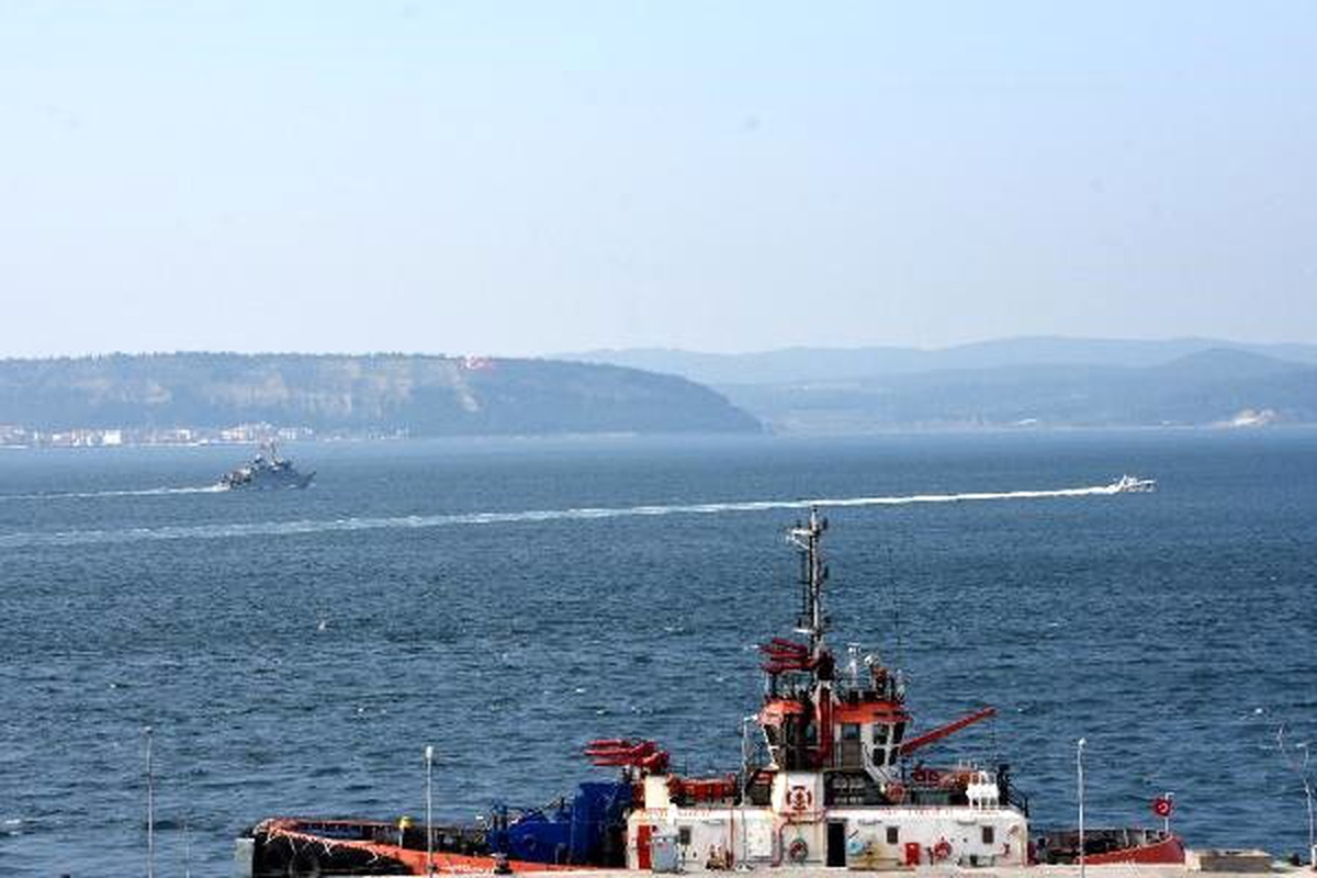 Fransa Mayın Avlama Gemisi Çanakkale Boğazı\'ndan Geçti