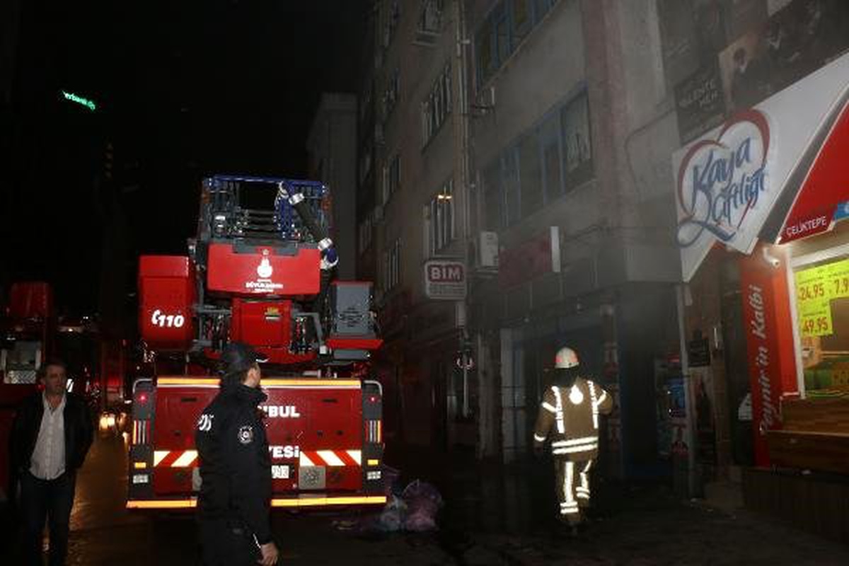 İtfaiye, Yanan Deponun Demir Kapısını Keserek Müdahale Etti